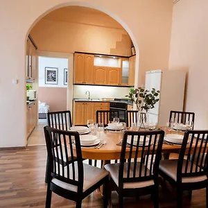 And Large Ac Away From Apartamento Budapest